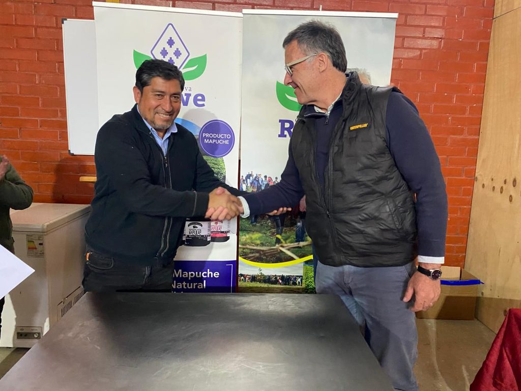 Productores y representantes de la Cooperativa Rewe y Vitafoods celebrando acuerdo comercial de berries
