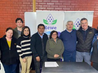 Productores y representantes de la Cooperativa Rewe y Vitafoods celebrando acuerdo comercial de berries