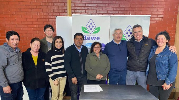 Productores y representantes de la Cooperativa Rewe y Vitafoods celebrando acuerdo comercial de berries