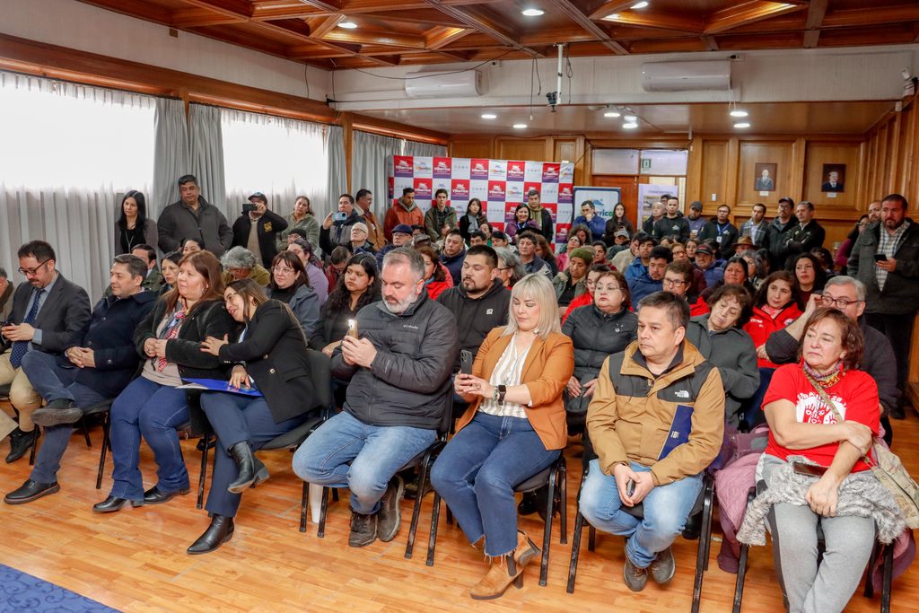 Autoridades regionales y municipales celebran la aprobación de recursos para el fomento productivo en Villarrica.