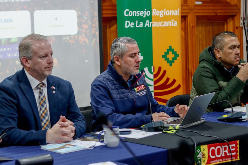 Autoridades regionales y municipales celebran la aprobación de recursos para el fomento productivo en Villarrica.