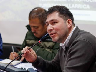 Autoridades regionales y municipales celebran la aprobación de recursos para el fomento productivo en Villarrica.