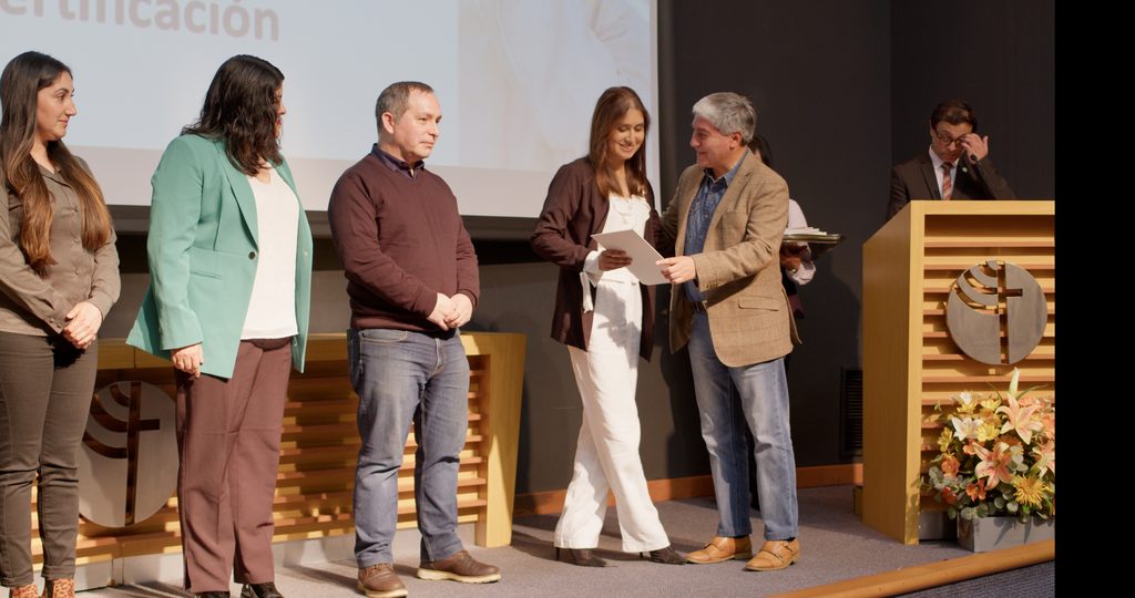 Ceremonia de certificación de profesionales del diplomado en apicultura sustentable de Corfo y UC Temuco