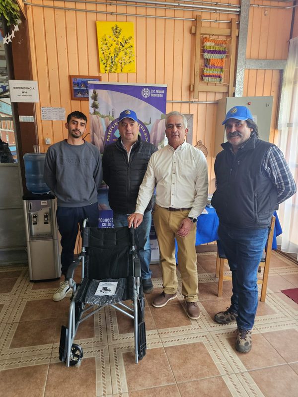 Entrega de sillas de ruedas por el Rotary Club en escuelas rurales de Collipulli para mejorar la movilidad escolar