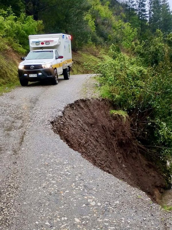 Puente dañado y socavón en la ruta rural de Lumaco tras las intensas lluvias del sistema frontal