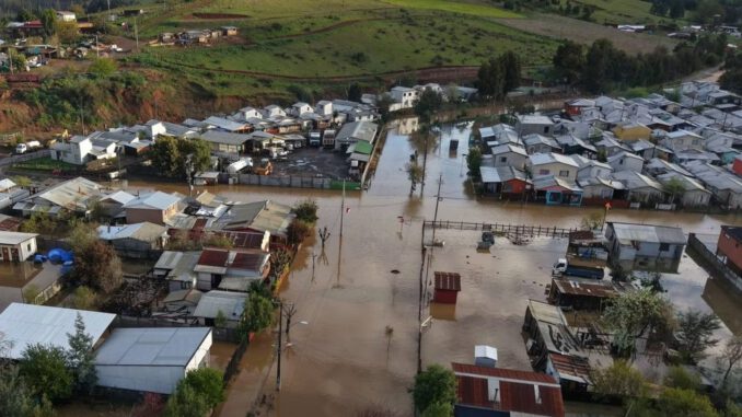 Puente dañado y socavón en la ruta rural de Lumaco tras las intensas lluvias del sistema frontal