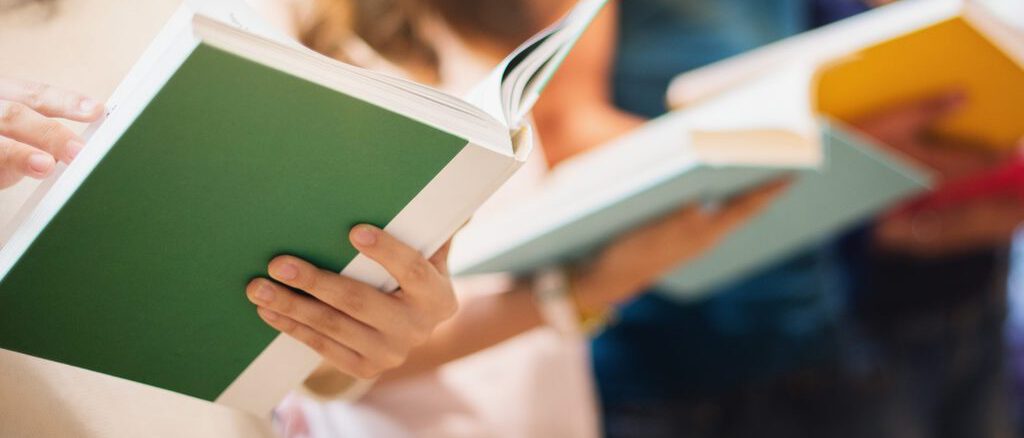 Personas analizando documentos y textos complejos en un entorno académico o cotidiano