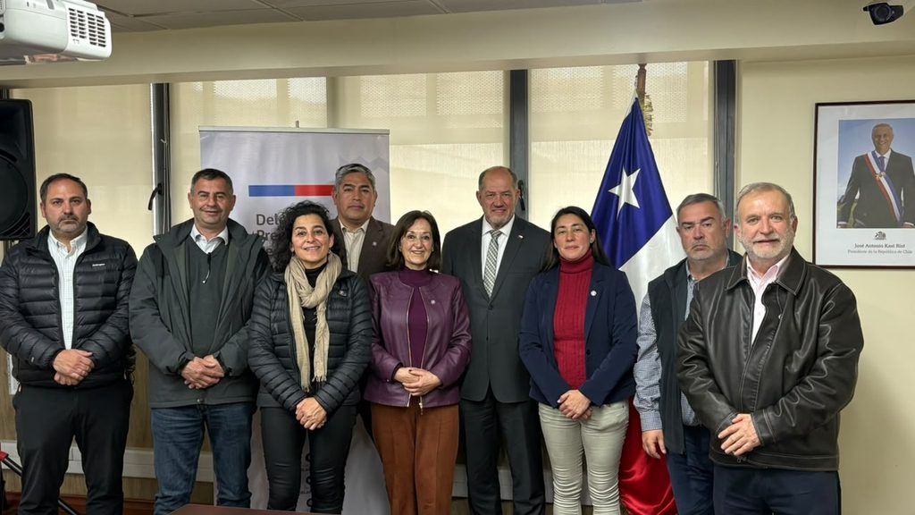 El delegado presidencial Francisco Ljubetic junto a la nueva directiva del Partido Republicano en La Araucanía
