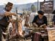 Asado de cordero al palo preparándose lentamente sobre brasas en el sur de Chile