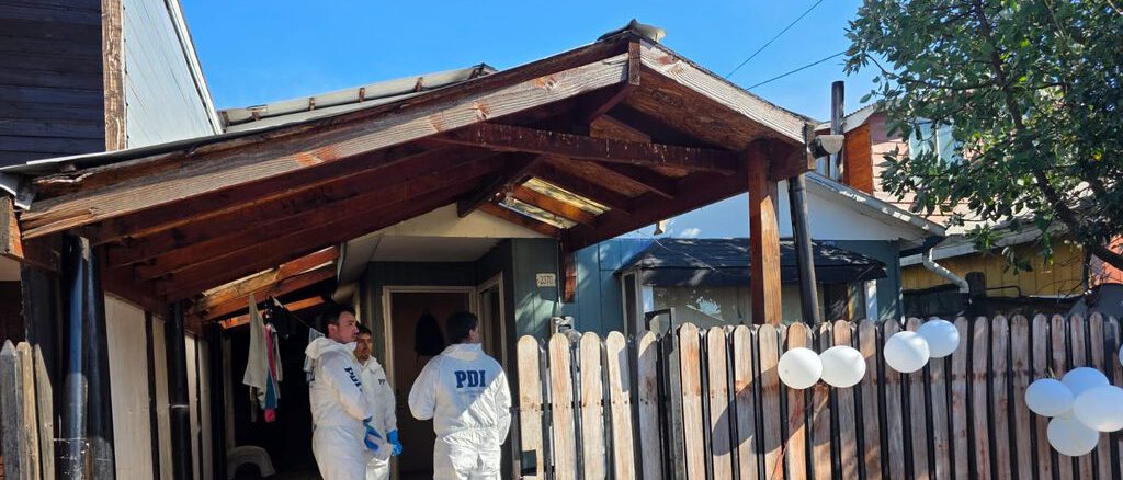 Personal de la PDI trabajando en la escena del doble crimen en Villarrica tras la detención del sospechoso.
