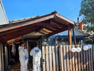 Personal de la PDI trabajando en la escena del doble crimen en Villarrica tras la detención del sospechoso.