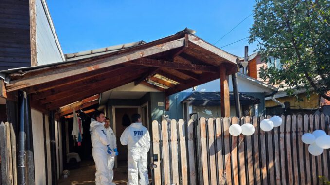 Personal de la PDI trabajando en la escena del doble crimen en Villarrica tras la detención del sospechoso.