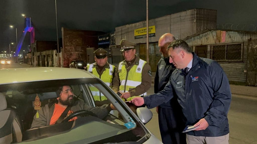 Personal de Carabineros realizando un control vehicular mediante alcotest y narcotest en Temuco durante Fiestas Patrias.