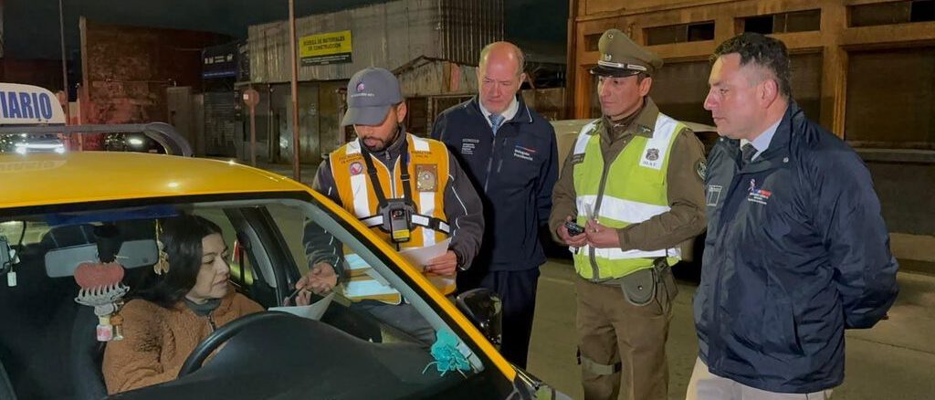 Personal de Carabineros realizando un control vehicular mediante alcotest y narcotest en Temuco durante Fiestas Patrias.