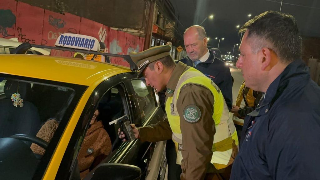 Personal de Carabineros realizando un control vehicular mediante alcotest y narcotest en Temuco durante Fiestas Patrias.