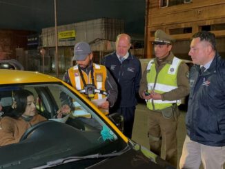 Personal de Carabineros realizando un control vehicular mediante alcotest y narcotest en Temuco durante Fiestas Patrias.