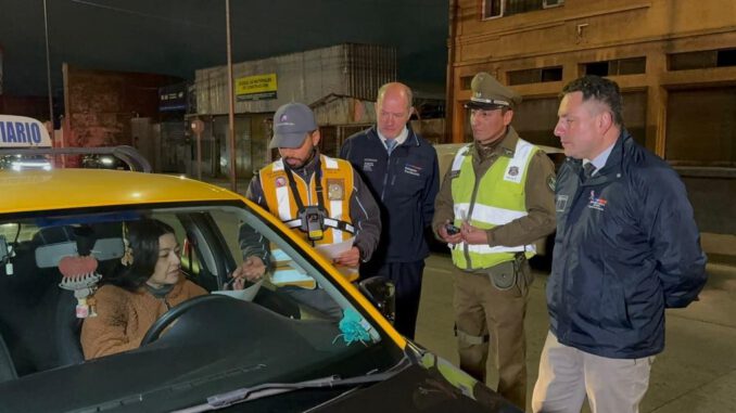 Personal de Carabineros realizando un control vehicular mediante alcotest y narcotest en Temuco durante Fiestas Patrias.