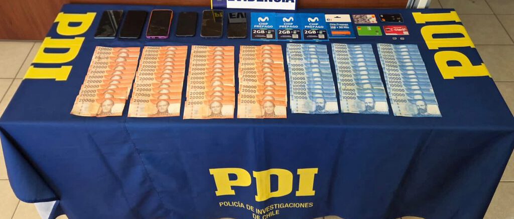Agente de la PDI realizando diligencias policiales en el contexto de una investigación por extorsión