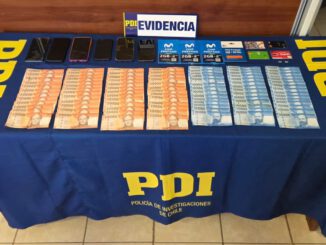 Agente de la PDI realizando diligencias policiales en el contexto de una investigación por extorsión