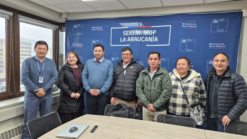 Reunión de la diputada Flor Contreras con autoridades del MOP y vecinos para tratar la conectividad vial en Pitrufquén y La Araucanía