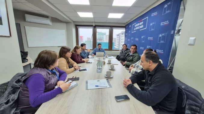 Reunión de la diputada Flor Contreras con autoridades del MOP y vecinos para tratar la conectividad vial en Pitrufquén y La Araucanía