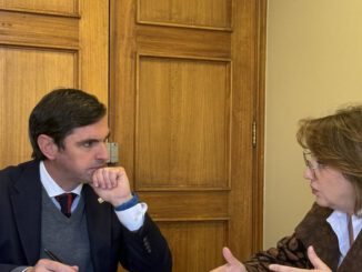 La diputada Andrea Parra junto a autoridades de la SUBDERE discutiendo proyectos de infraestructura para Angol