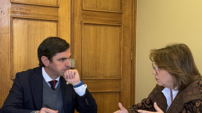 La diputada Andrea Parra junto a autoridades de la SUBDERE discutiendo proyectos de infraestructura para Angol