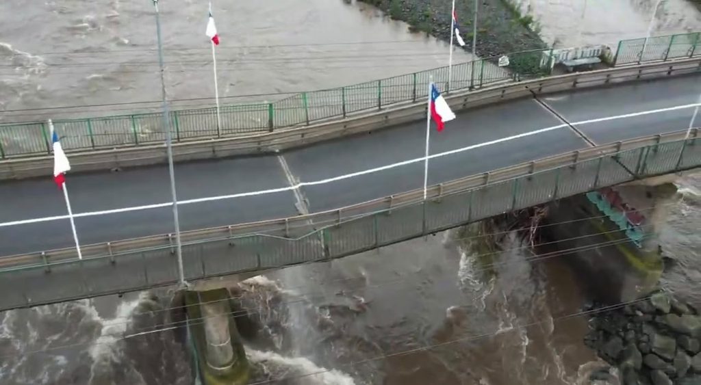 Diputado Eduardo Cretton inspeccionando los daños tras el colapso del Puente Viejo en Lautaro debido a la crecida del río Cautín.