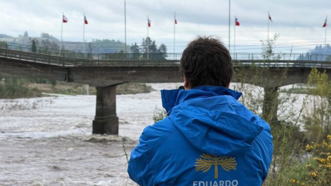 Diputado Eduardo Cretton inspeccionando los daños tras el colapso del Puente Viejo en Lautaro debido a la crecida del río Cautín.