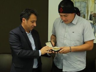 Ceremonia de entrega de medalla al líder de la CAM Héctor Llaitul en la Asamblea Nacional de Francia.