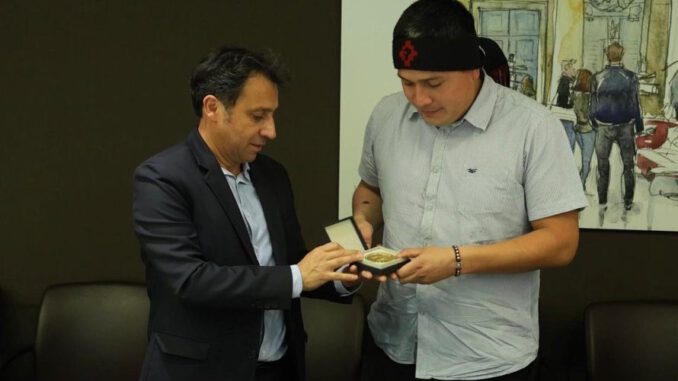 Ceremonia de entrega de medalla al líder de la CAM Héctor Llaitul en la Asamblea Nacional de Francia.