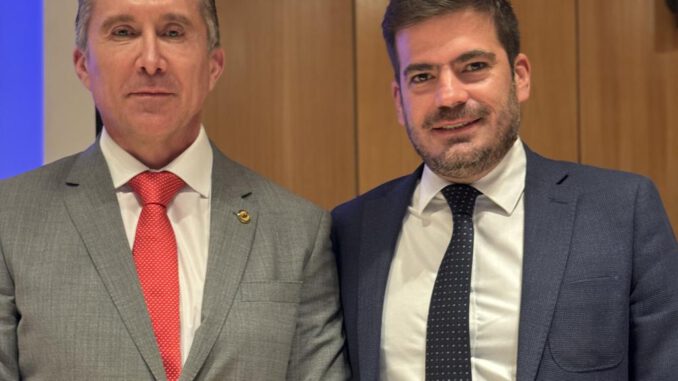 Diputado Jose Montalva junto al nuevo fiscal regional Hector Leiva durante la ceremonia de asuncion