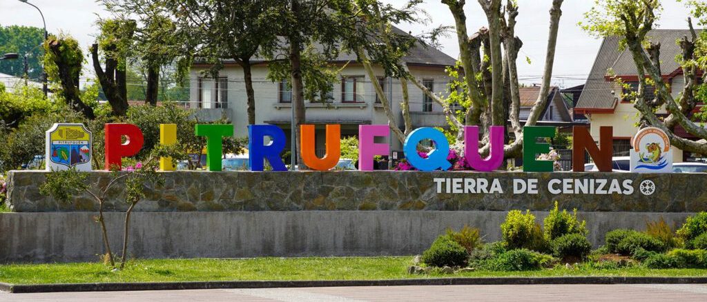 Escena de crimen en Pitrufquén donde personal policial investiga la muerte de adultos mayores