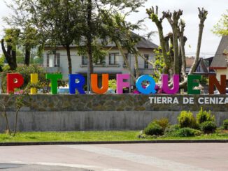 Escena de crimen en Pitrufquén donde personal policial investiga la muerte de adultos mayores