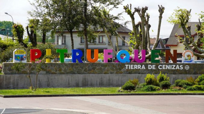 Escena de crimen en Pitrufquén donde personal policial investiga la muerte de adultos mayores