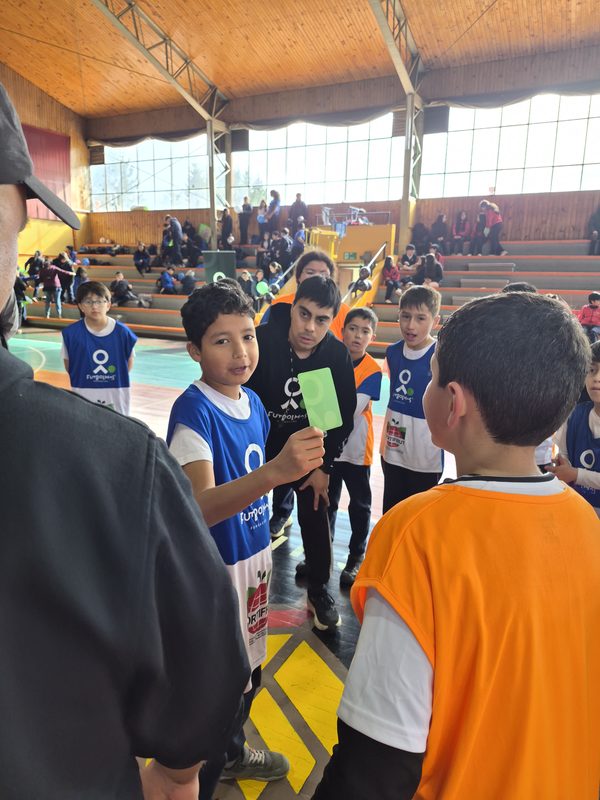 Estudiantes de Cunco participando en un encuentro sociodeportivo organizado por Fútbol Más y Hortifrut