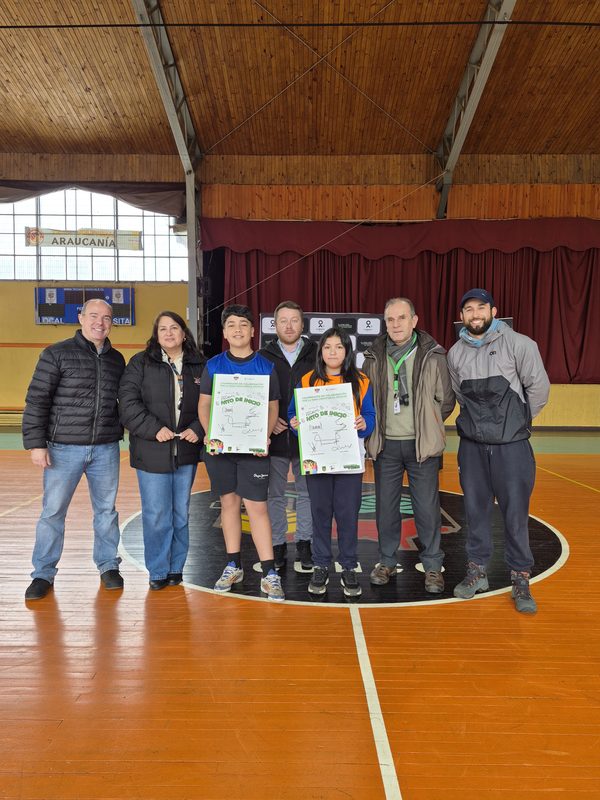 Estudiantes de Cunco participando en un encuentro sociodeportivo organizado por Fútbol Más y Hortifrut
