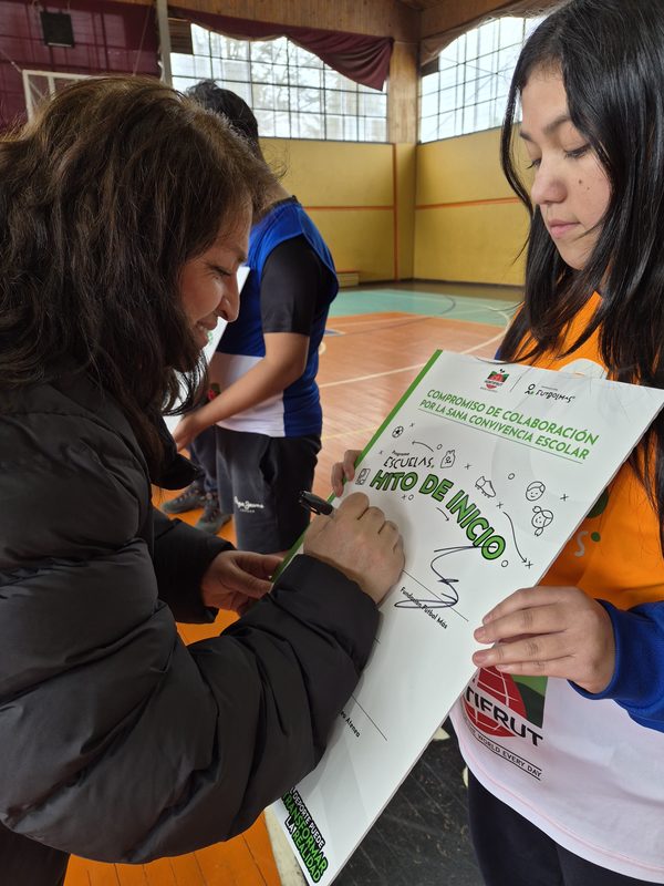 Estudiantes de Cunco participando en un encuentro sociodeportivo organizado por Fútbol Más y Hortifrut
