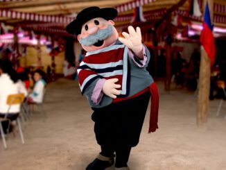 Dr. Simi celebrando Fiestas Patrias con baile de cueca y comida típica en farmacia