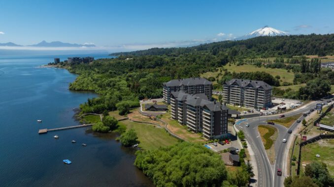 Vista panorámica de Pucón y el lago Villarrica durante temporada alta turística