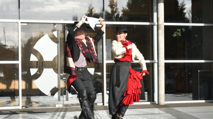 Bailarines del Ballet Folklórico Magia Chilena realizando una coreografía tradicional en el escenario