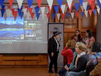 Personas mayores participando en actividades de Fiestas Patrias en el Auditorio Municipal de Villarrica