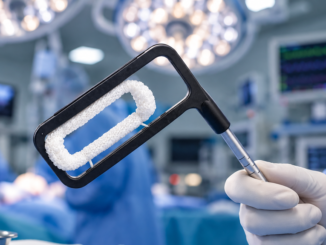 Cirujano cardiaco realizando un procedimiento con el dispositivo AtriClip para la prevencion de ACV en pacientes con fibrilacion auricular