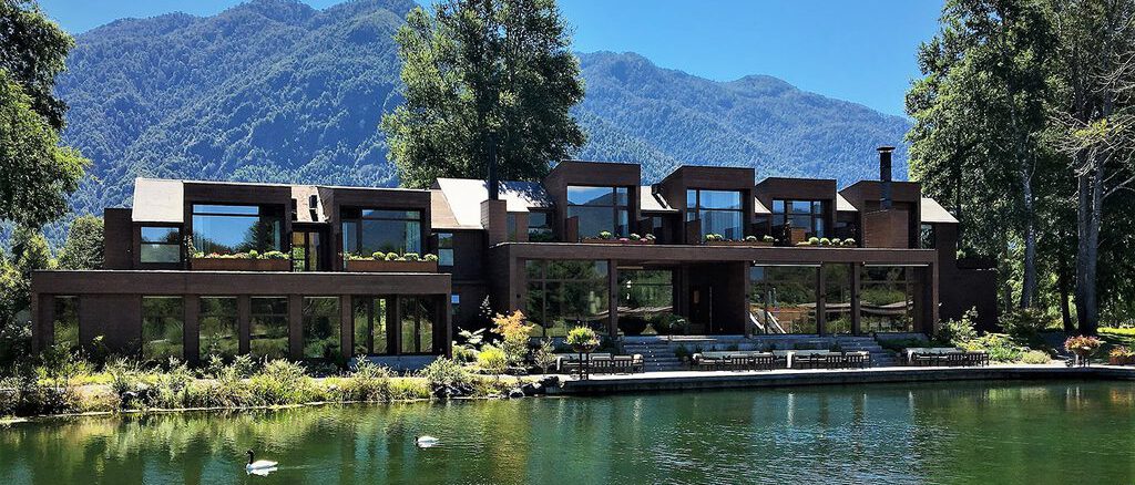 Fachada del hotel andBeyond Vira Vira rodeado de naturaleza en Pucón
