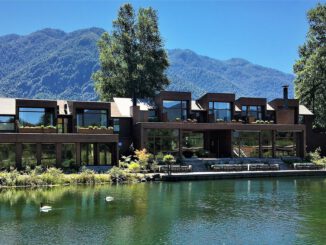 Fachada del hotel andBeyond Vira Vira rodeado de naturaleza en Pucón