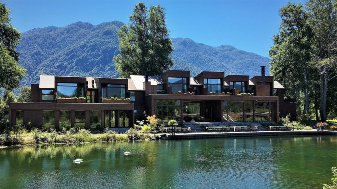 Fachada del hotel andBeyond Vira Vira rodeado de naturaleza en Pucón