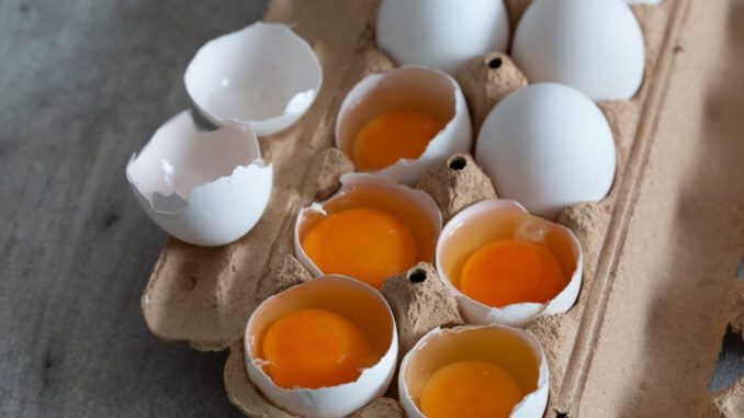Huevos frescos en una cocina como fuente natural de vitamina D para combatir el déficit poblacional.
