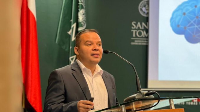 Persona reflexionando sobre sus hábitos de compra frente a la influencia de redes sociales