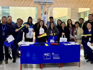 Personal del ISL impartiendo charla de seguridad vial sobre el uso de bicicletas y scooters en el Complejo Asistencial de Padre Las Casas