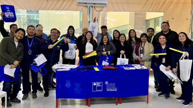 Personal del ISL impartiendo charla de seguridad vial sobre el uso de bicicletas y scooters en el Complejo Asistencial de Padre Las Casas